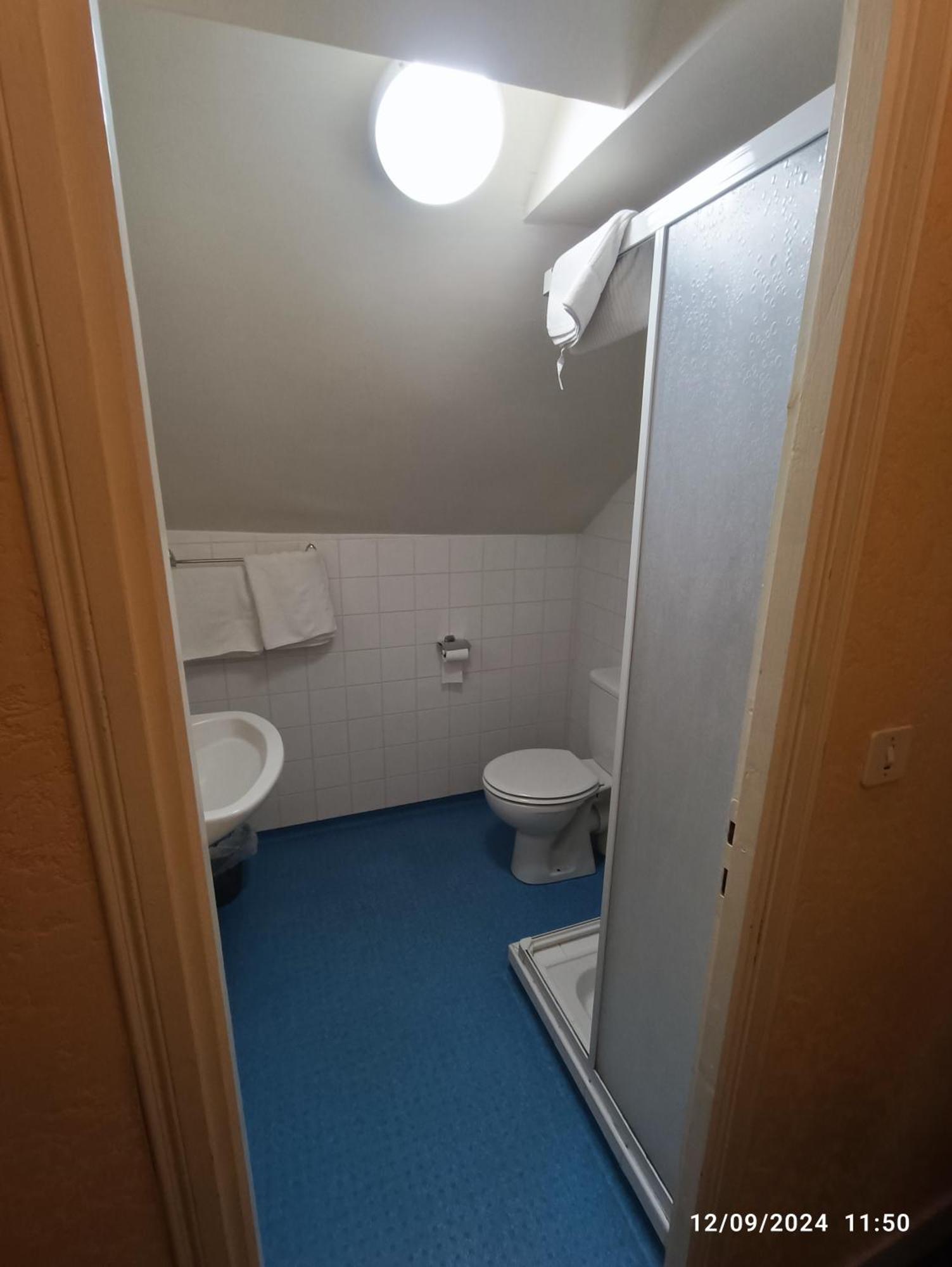 Chambre Chez Marie Et Didier 1 Minute A Pied Du Sanctuaire De Lourdes Luaran gambar