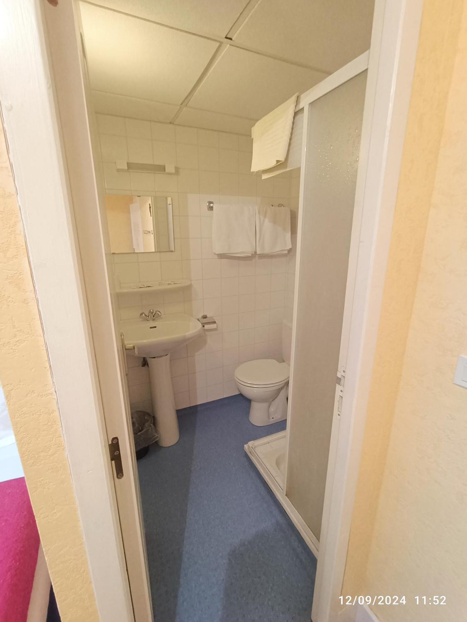 Chambre Chez Marie Et Didier 1 Minute A Pied Du Sanctuaire De Lourdes Luaran gambar